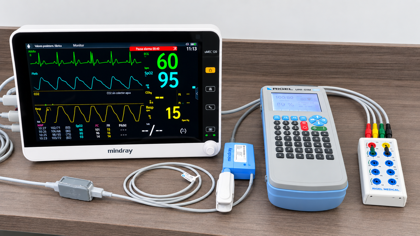 Monitor de signos vitales conectado a un simulador de paciente durante una calibración