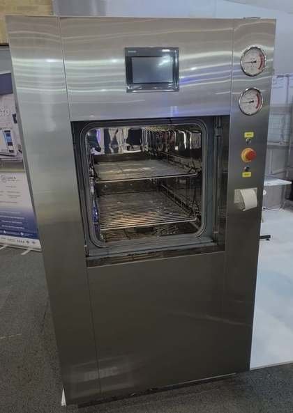 Autoclave hospitalario de acero inoxidable con la puerta abierta